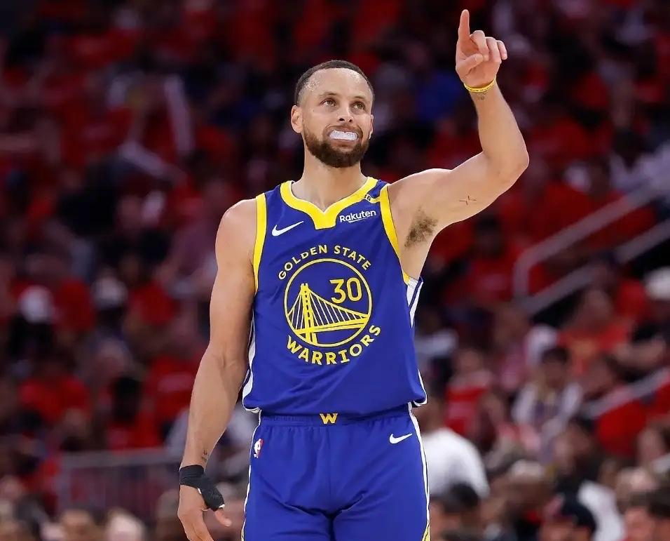 包含库里重返赛场，败北首场状态出色，曼联观众沸腾！引发球迷热议的词条-开云娱乐